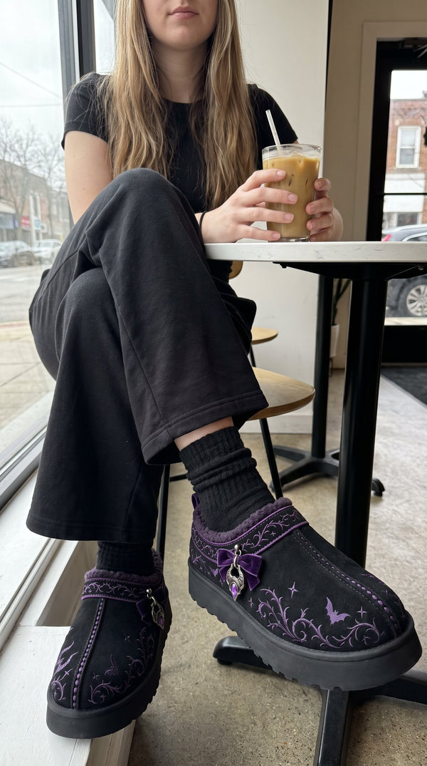 Royal Step Midnight Thorn at a cafe